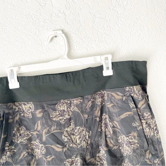 Athleta Shorts Women's 18 Trekkie North Terra Firma Floral Dark Romatic Active - Picture 2 of 9